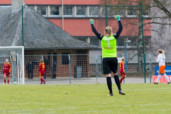 Solène Durand poings levés à Rodez (photo Mica MGB/Phootorafettes)