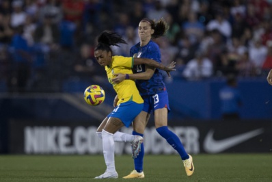Kerolin en duel avec Alex Morgan (photo CBF)