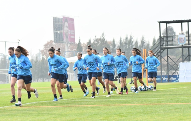 Les Argentines lors de la préparation avec une affiche de Lionel Messi en arrière plan (photo AFA)