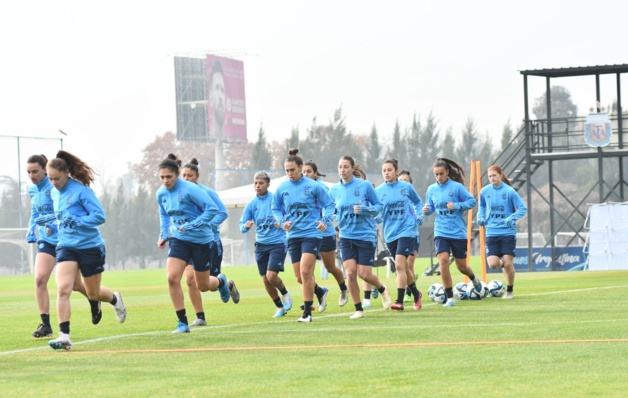 Los argentinos durante un entrenamiento con un cartel de Lionel Messi de fondo (foto AFA)