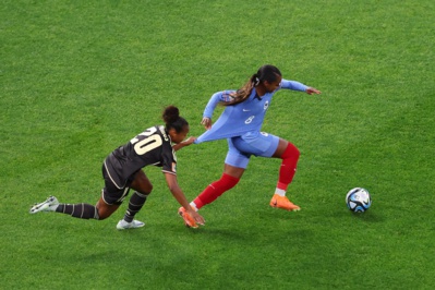 Grace Geyoro retenue par Atlanta Primus, la France n'a pas pu prendre l'avantage (photo FIFA WWC) Grace Geyoro retenue par Atlanta Primus, la France n'a pas pu prendre l'avantage (photo FIFA WWC)