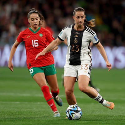 Anissa Lahmari a vu son but refusé pour hors-jeu, ici face à Sara Däbritz (photo FIFAWWC)