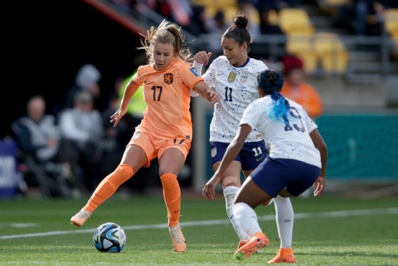 Victoria Pelova face à Sophia Smith et Crystal Dunn (photo KNVB)