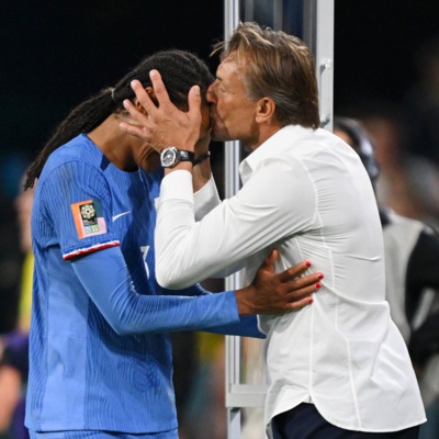 Hervé Renard embrasse la tête décisive de Wendie Renard (photo FIFA WWC) Hervé Renard embrasse la tête décisive de Wendie Renard (photo FIFA WWC)