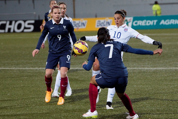 La capitaine américaine Carli Lloyd en difficulté devant Kenza Dali et Eugénie Le Sommer (photo S Duret) La capitaine américaine Carli Lloyd en difficulté devant Kenza Dali et Eugénie Le Sommer (photo S Duret)