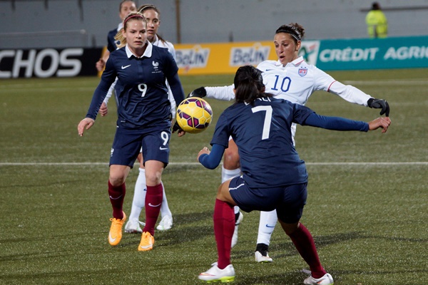 La capitaine américaine Carli Lloyd en difficulté devant Kenza Dali et Eugénie Le Sommer (photo S Duret)