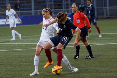 Morgan Brian en difficulté devant Camille Abily (photo S Duret)