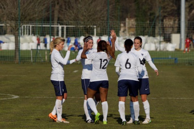 Namnata Traoré félicitée après l'égalisation Namnata Traoré félicitée après l'égalisation