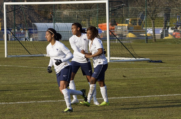 Aude Moreau, Lindsey Thomas et Namnata Traoré après le quatrième but