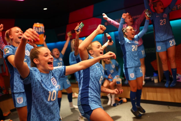 Les Anglaises fêtent leur victoire dans le vestiaire (photo FIFA WWC) Les Anglaises fêtent leur victoire dans le vestiaire (photo FIFA WWC)