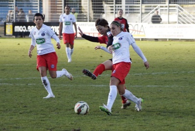 Jessica Houara D'Hommeaux à la lutte avec Ami Otaki (photo Sébastien Duret) Jessica Houara D'Hommeaux à la lutte avec Ami Otaki (photo Sébastien Duret)