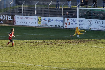 Le tir au but décisif de Laura Douessin (photo S Duret) Le tir au but décisif de Laura Douessin (photo S Duret)