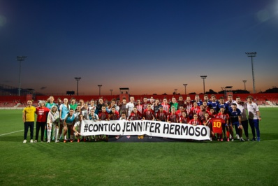 Hermoso a des soutiens de partout dans le monde (ici l'Atlético avant son match) Hermoso a des soutiens de partout dans le monde (ici l'Atlético avant son match)