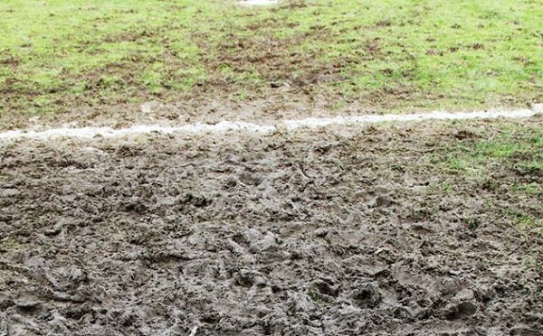 Une des surfaces de réparation du terrain d'Arras lors du match annulé contre Juvisy, un terrain boueux (photo JL Martinet)