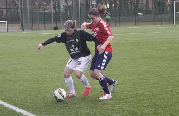 Anaïs Pugnetti tente, en vain, de prendre le ballon à Adeline Janela, passeuse décisive sur le second but