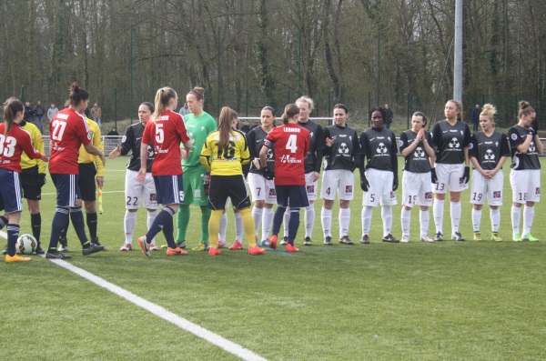 A l'image de ces poignées de main, le match entre Arras et Metz s'est déroulé dans un excellent état d'esprit. Mlle Craipeau, très juste, n'a distribué aucun avertissement.