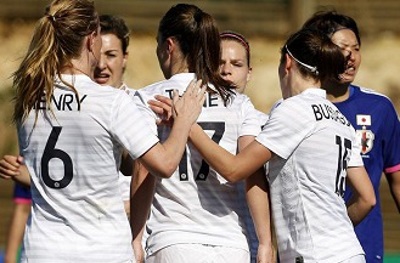 Thiney, deux buts et une passe décisive, félicitée par ses partenaires (photo AFP/FIFA.com)