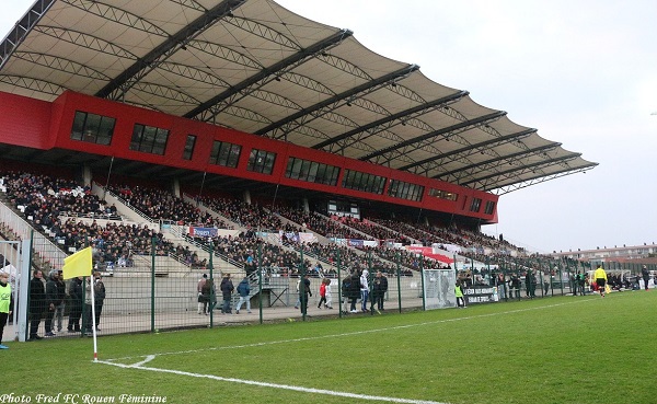 Le public venu en nombre soutenir le FCR Le public venu en nombre soutenir le FCR