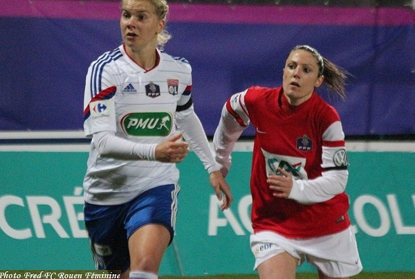 Ada Hegerberg, à gauche, revient à hauteur de Margot Robinne du FC Rouen (photo Fred Rouen)