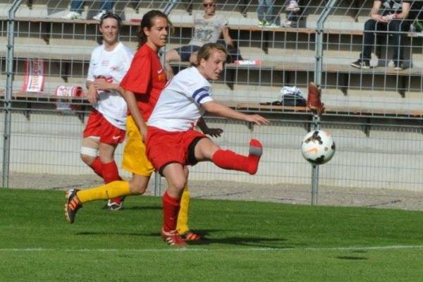 Avec ou sans chaussure, le ballon termine au fond ! Avec ou sans chaussure, le ballon termine au fond !
