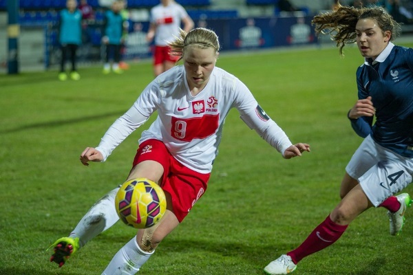 Sarah Galera débordée par Klaudia Milek mais c'est bien la France qui s'impose (photo PZPN)