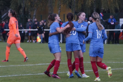 Laurina Fazer félicitée par ses partenaires (photo Sébastien Duret) Laurina Fazer félicitée par ses partenaires (photo Sébastien Duret)