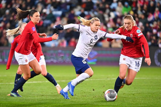 Eugénie Le Sommer face à Maren Mjelde (photo FFF)