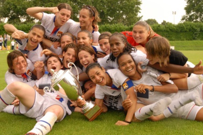 Le seul trophée décroché lors d'un match à domicile pour l'OL (photo archive footofeminin)