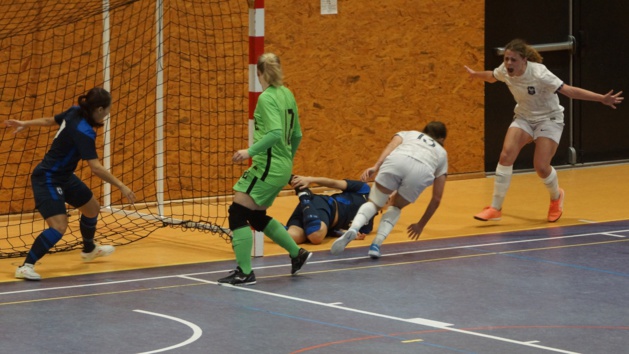 Alexandra Atamaniuk a bien suivi une frappe de Commaret Alexandra Atamaniuk a bien suivi une frappe de Commaret