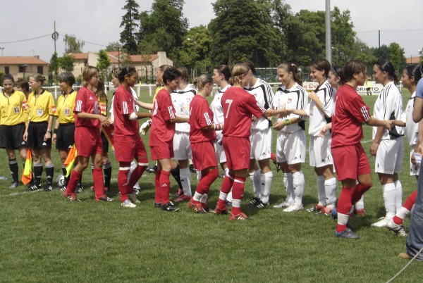 En 2006, Florence Guillemin, deuxième en partant de la gauche, arbitrait la finale Montpellier - Lyon à Aulnat (photo Sébastien Duret)