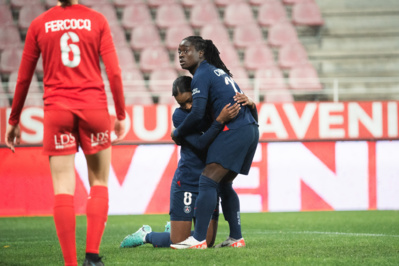 Triplé pour Chawinga ici avec Geyoro (photo PSG) Triplé pour Chawinga ici avec Geyoro (photo PSG)