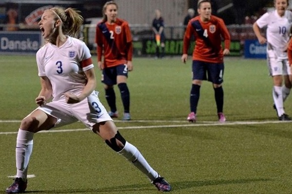 Leah Williamson célèbre son penalty transformé (photo UEFA)