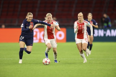Clare Hunt à gauche, a concédé le penalty en première période (photo Ajax) Clare Hunt à gauche, a concédé le penalty en première période (photo Ajax)