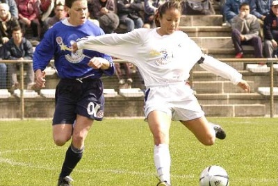 L'Américaine Lorrie Fair devant Virginie Faisandier (photo DD/footofeminin.fr)