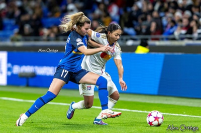Selma Bacha à la lutte avec Sarah Mattner Selma Bacha à la lutte avec Sarah Mattner