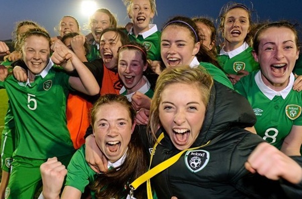 Les Irlandaises explosent de joie (photo UEFA)