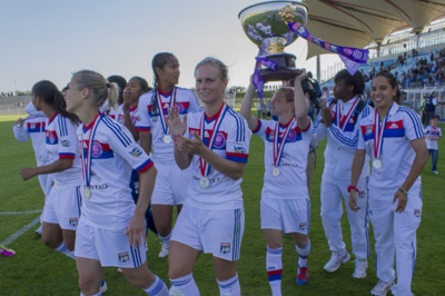 Eugénie Le Sommer hisse le trophée (photo Eric Baledent/LMP)