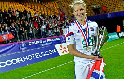 Hegerberg avec le trophée (photo Le Progrès)