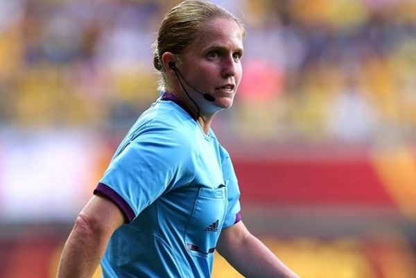 Esther Staubli pendant les demi-finales du Championnat d'Europe féminin de l'UEFA 2013 entre la Suède et l'Allemagne (photo UEFA)
