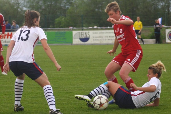 Juliane Gathrat qui tacle devant Angela Miggliazza (photo Florian Zobenbiehler/LAFA)