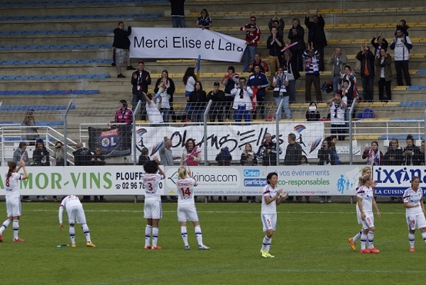 Les supporters lyonnais remercient Elise Bussaglia et Lara Dickenmann avant leur départ pour Wolfsburg (photo Sébastien Duret)