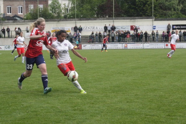 Lauren Elwis, en difficulté, devancée par Perle Morroni Lauren Elwis, en difficulté, devancée par Perle Morroni