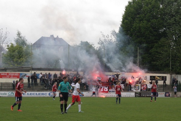 Le match a été interrompu quand des fumigènes tirés du kop parisien ont atterri sur la pelouse.