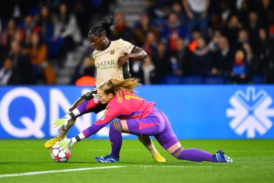 Chawinga devant la gardienne néerlandaise (photo UEFA.com) Chawinga devant la gardienne néerlandaise (photo UEFA.com)
