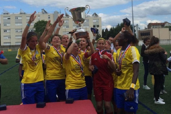 Le trophée de champion de D2 pour Saint-Maur Le trophée de champion de D2 pour Saint-Maur