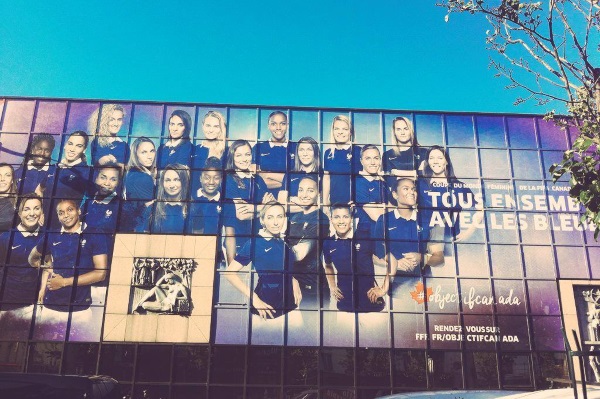 Les Bleues affichées sur le siège de la FFF