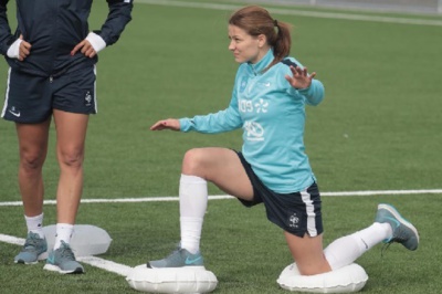 Les coussins pour permettre aux Bleues de mieux travailler les appuis sur synthétique (photo FFF) Les coussins pour permettre aux Bleues de mieux travailler les appuis sur synthétique (photo FFF)