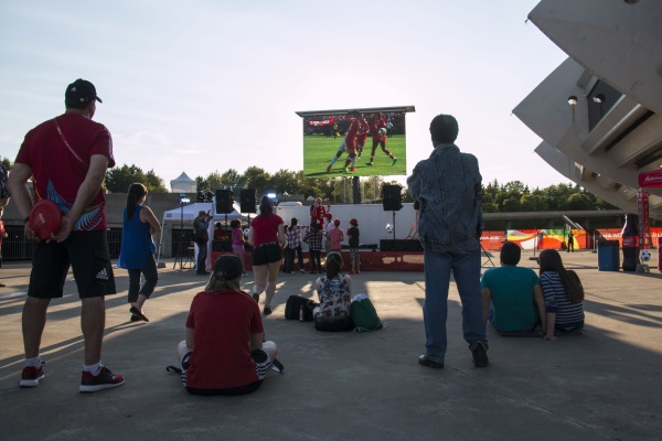 Match d'ouverture à Edmonton mais 3500 km à l'Est, à Montréal aussi les supporters canadiens veulent croire à un exploit.