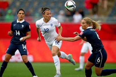 Lucy Bronze a tenté de se démarquer d'Henry (photo FIFA)