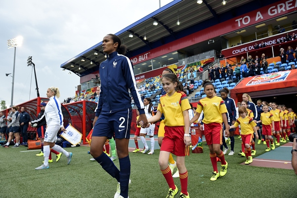 Wendie Renard lors de l'entrée des équipes (photo FIFA)